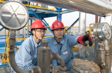 中石化石家莊煉化工作人員現(xiàn)場(chǎng)操作