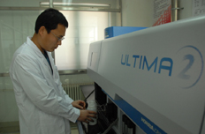 工作人員操作尾氣處理液檢測(cè)設(shè)備