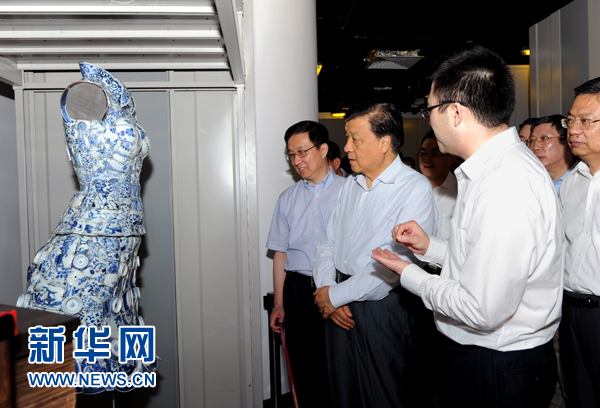 這是7月22日，劉云山在上海國(guó)家對(duì)外文化貿(mào)易基地調(diào)研。新華社記者 饒愛(ài)民 攝 
