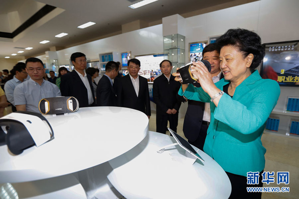 5月8日,中共中央政治局委員、國務院副總理劉延東在天津出席2016年職業教育活動周啟動儀式暨全國職業院校技能大賽開幕式。這是劉延東(右一)在天津廣播電視大學體驗區,通過全景VR設備體驗汽車修理培訓課程。新華社記者 沈伯韓攝 5月8日,中共中央政治局委員、國務院副總理劉延東在天津出席2016年職業教育活動周啟動儀式暨全國職業院校技能大賽開幕式。這是劉延東(右一)在天津廣播電視大學體驗區,通過全景VR設備體驗汽車修理培訓課程。新華社記者 沈伯韓攝