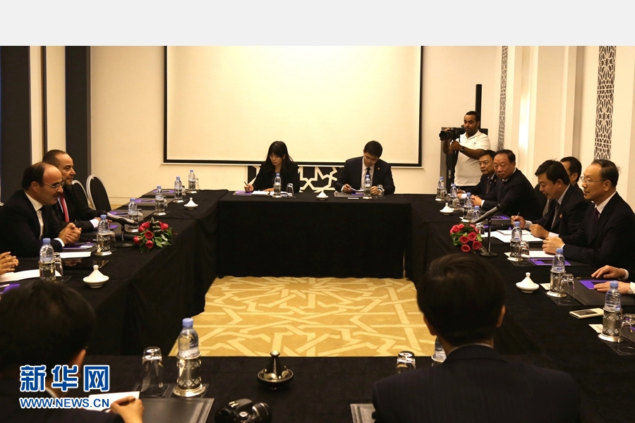 9月19日，在摩洛哥首都拉巴特，中共中央書記處書記、全國政協副主席杜青林（右一）會見摩洛哥真實性與現代黨總書記奧馬里（左一）。應摩洛哥參議院邀請，中共中央書記處書記、全國政協副主席杜青林于18日至20日率中共代表團訪摩，分別會見政府首腦本&middot;基蘭、參議長本希馬、真實性與現代黨總書記奧馬里等。新華社記者劉鍇攝