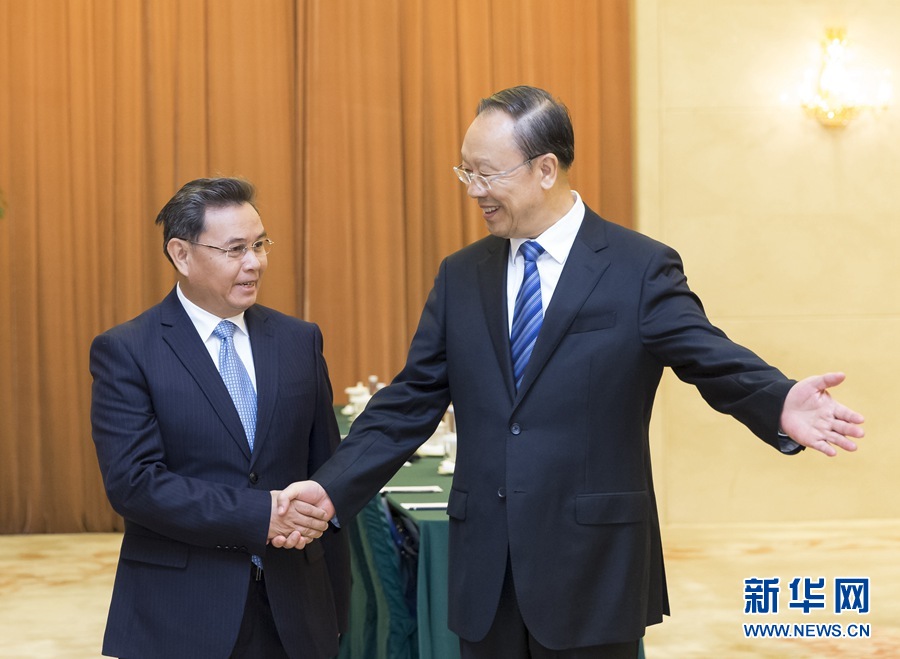 10月12日，中共中央書記處書記、全國政協(xié)副主席杜青林在北京會見來華訪問并出席&ldquo;2016中國共產(chǎn)黨與世界對話會&rdquo;的老撾人革黨中央政治局委員、建國陣線中央主席賽頌蓬&middot;豐威漢率領(lǐng)的老撾人革黨代表團。　新華社記者丁海濤攝