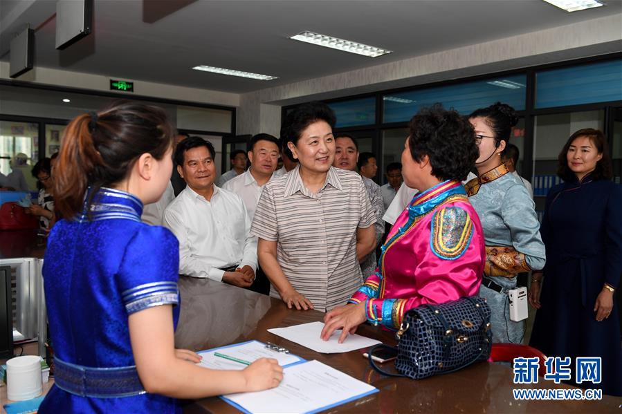 6月25日，全國民族團結(jié)進步創(chuàng)建經(jīng)驗交流現(xiàn)場會在內(nèi)蒙古興安盟召開，中共中央政治局委員、國務院副總理劉延東出席會議并講話。在內(nèi)蒙古期間，劉延東考察內(nèi)蒙古人民代表會議舊址即&ldquo;五一會址&rdquo;，深入社區(qū)看望各族干部群眾。這是劉延東在興安盟科右前旗興科社區(qū)與群眾交談。新華社記者 陳曄華 攝