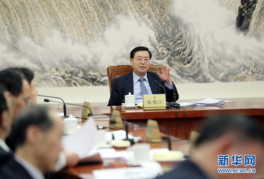 2月11日,十二屆全國人大常委會第一百一十一次委員長會議在北京人民大會堂舉行。會議決定,十二屆全國人大常委會第三十三次會議于2月23日至24日舉行。張德江委員長主持會議。新華社記者 劉衛兵 攝 2月11日,十二屆全國人大常委會第一百一十一次委員長會議在北京人民大會堂舉行。會議決定,十二屆全國人大常委會第三十三次會議于2月23日至24日舉行。張德江委員長主持會議。新華社記者 劉衛兵 攝