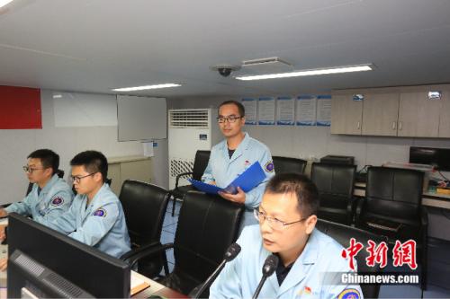 李仁龍(右二)在遠望7號測控機房工作,相比過去的老船,遠望7號航行十分平穩。 韓帥 攝 點擊進入下一頁