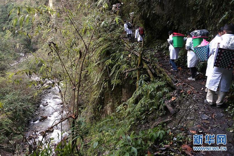 (新華全媒頭條·圖文互動)(3)大峽谷里的“背簍醫生”