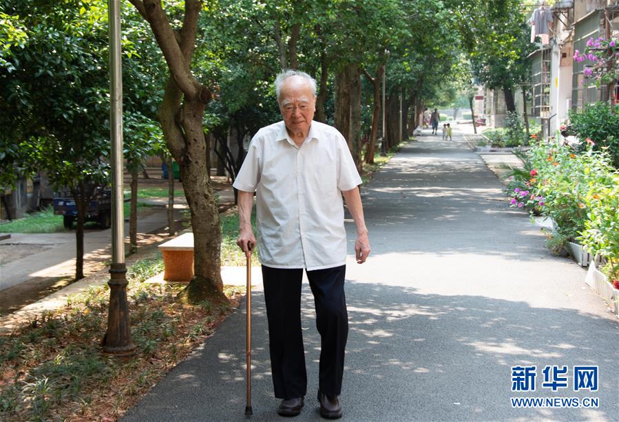 （新華全媒頭條&middot;圖文互動(dòng)）（9）滄海橫流 信仰彌堅(jiān)&mdash;&mdash;記共產(chǎn)黨員、湘潭大學(xué)九旬教授滄南