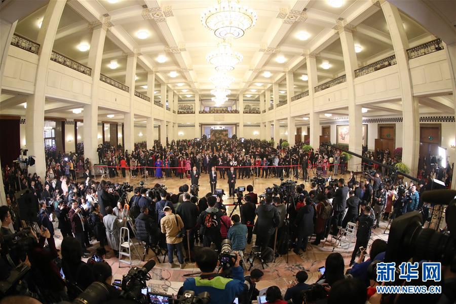 （兩會&middot;面對面）（12）全國人大代表接受采訪