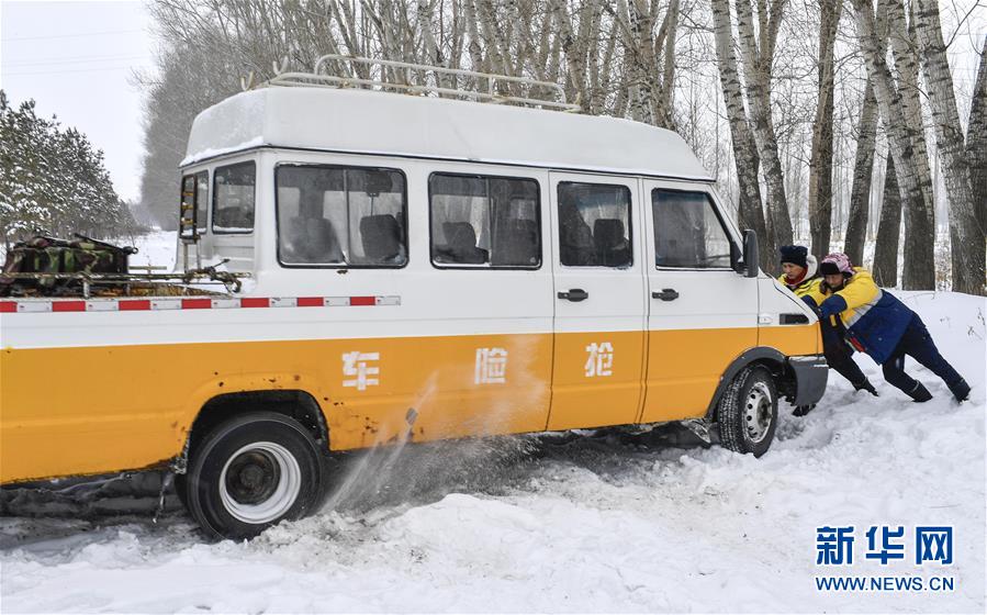 （新春走基層）（2）嚴寒下的&ldquo;鐵路醫(yī)生&rdquo;：風雪中守護回家路