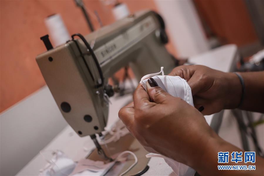 （海外抗疫故事&middot;圖文互動(dòng)）（2）通訊：自制口罩回饋社會(huì)&mdash;&mdash;巴西桑巴舞校&ldquo;巧手抗疫&rdquo;