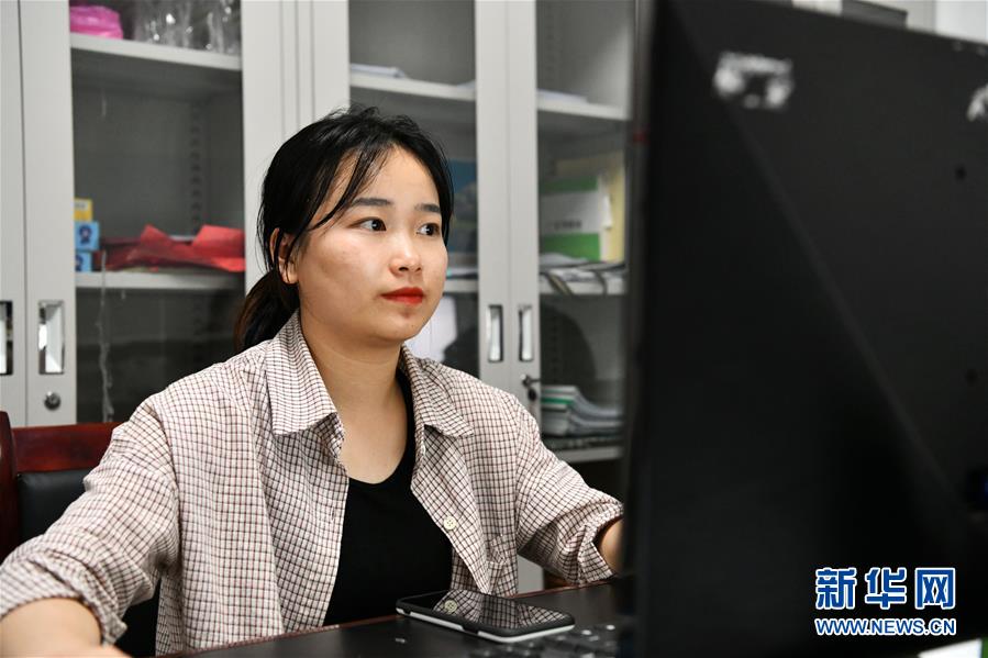 (決戰(zhàn)決勝脫貧攻堅(jiān)·圖文互動(dòng))(1)月亮山女孩與她的“扶貧網(wǎng)格”