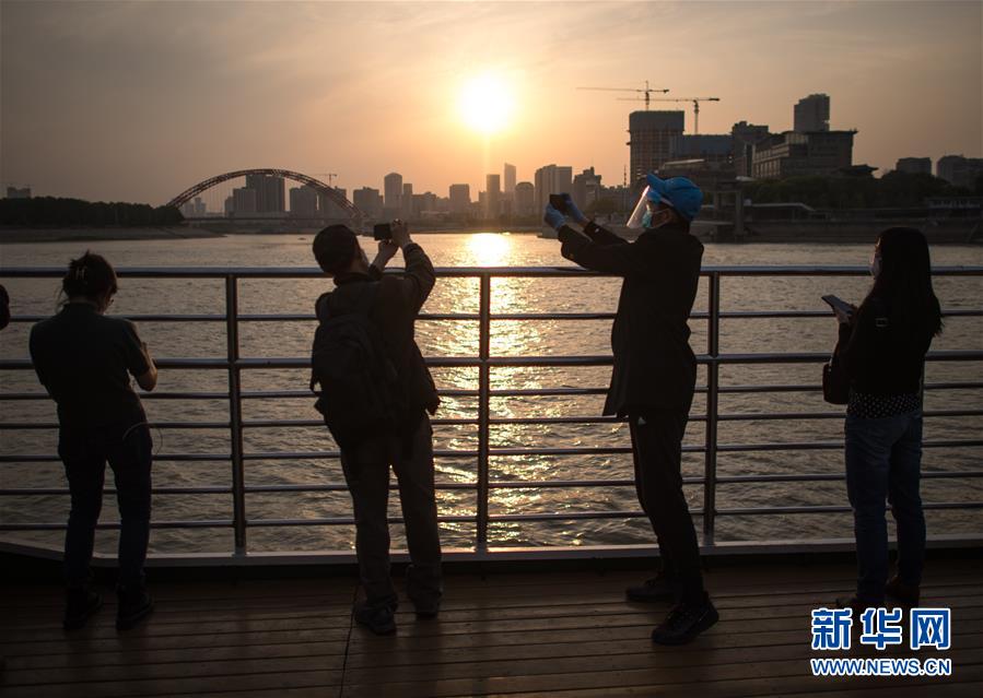 (在習近平新時代中國特色社會主義思想指引下——新時代新作為新篇章·習近平總書記關切事·圖文互動)(9)疫情防控不減壓 復工復產(chǎn)正加速——武漢“解封”滿月觀察