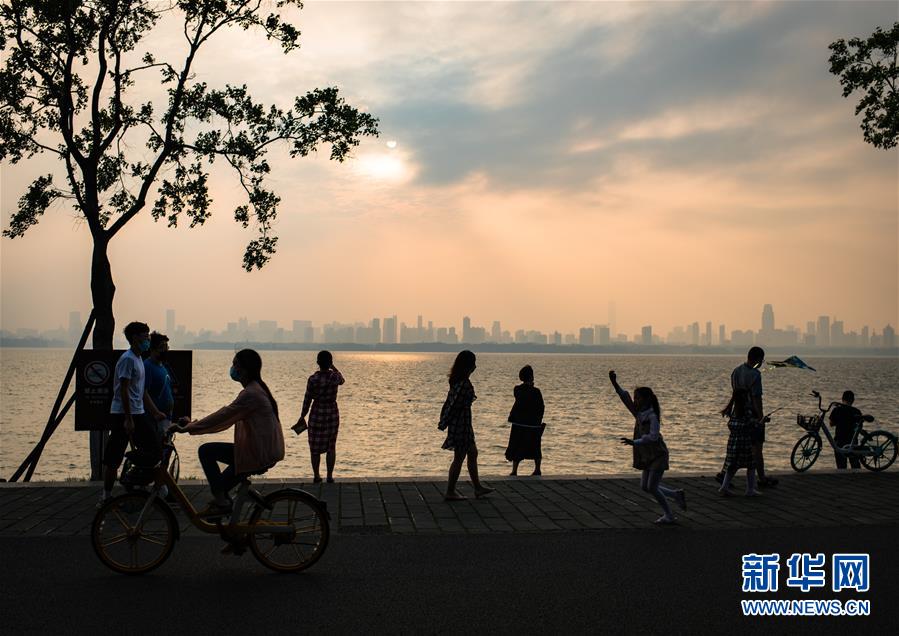 (在習近平新時代中國特色社會主義思想指引下——新時代新作為新篇章·習近平總書記關切事·圖文互動)(10)疫情防控不減壓 復工復產(chǎn)正加速——武漢“解封”滿月觀察