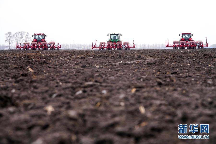 (在習(xí)近平新時(shí)代中國(guó)特色社會(huì)主義思想指引下——新時(shí)代新作為新篇章·習(xí)近平總書記關(guān)切事·圖文互動(dòng))(2)讓農(nóng)民挑上“金扁擔(dān)”——農(nóng)業(yè)現(xiàn)代化的生動(dòng)實(shí)踐掃描