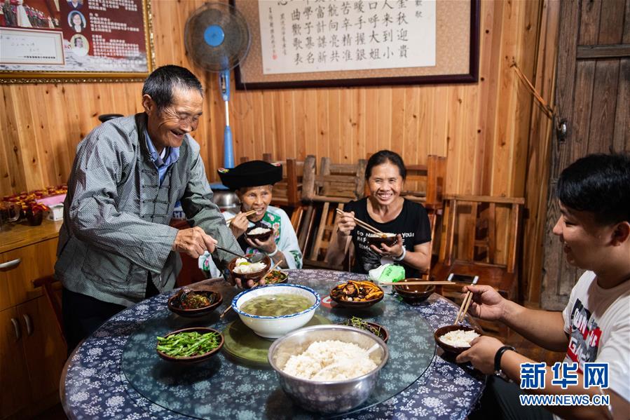 (新華全媒頭條·走向我們的小康生活·圖文互動)(2)那山,那人,那苗寨——十八洞村三代人的奮斗史