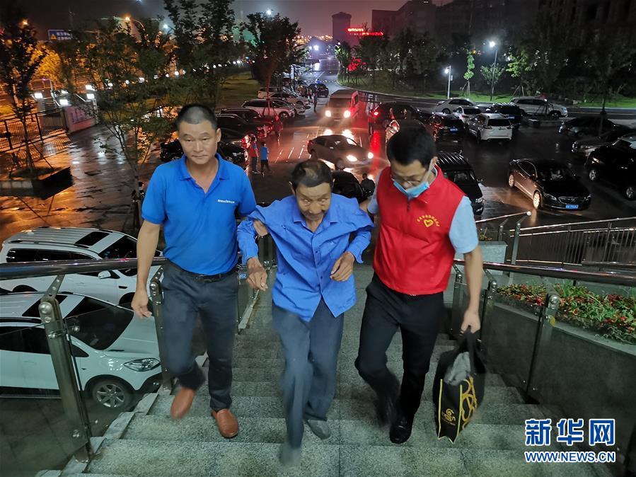 （防汛抗洪&middot;圖文互動）（3）洪水來襲，銅鑼聲在千年古鎮的雨夜響起