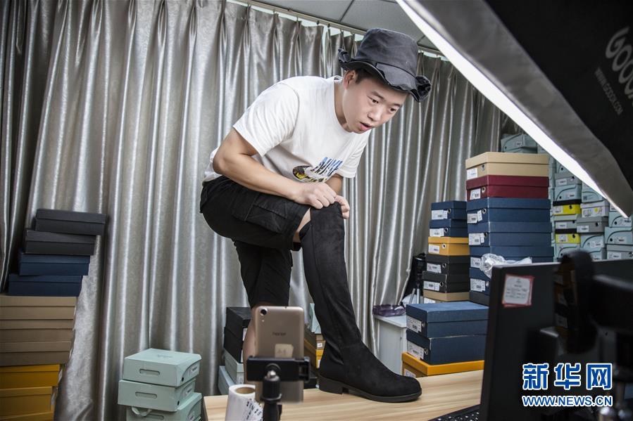 （總書記推動的改革身邊事&middot;就業創業改革篇&middot;圖文互動）（3）特寫：&ldquo;網絡主播背后是轟鳴的工廠&rdquo;&mdash;&mdash;聆聽經濟復蘇的新訊號