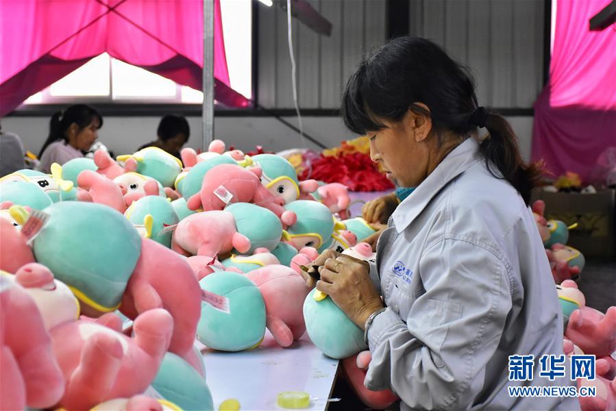 （決戰決勝脫貧攻堅&middot;圖文互動）（2）勤英&ldquo;三板斧&rdquo; 劈開山窩窩