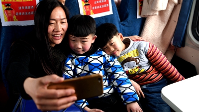 趕往異鄉團聚的&ldquo;小候鳥&rdquo;