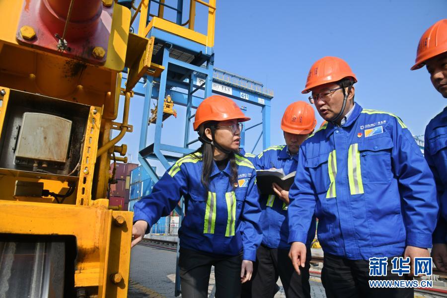 中國智慧港口的&ldquo;拓荒人&rdquo;&mdash;&mdash;記山東港口青島港連鋼創新團隊