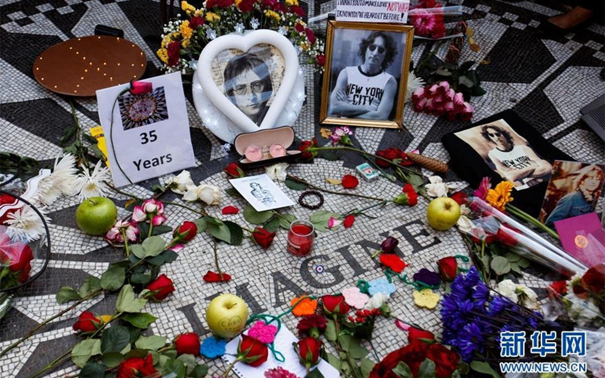 歌迷在紐約的&ldquo;草莓地&rdquo;紀念約翰&middot;列儂