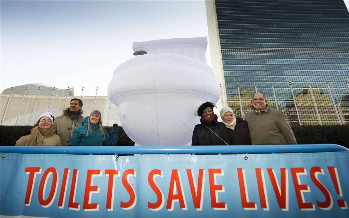 &ldquo;世界廁所日&rdquo;，聯合國總部大樓前的口號條幅