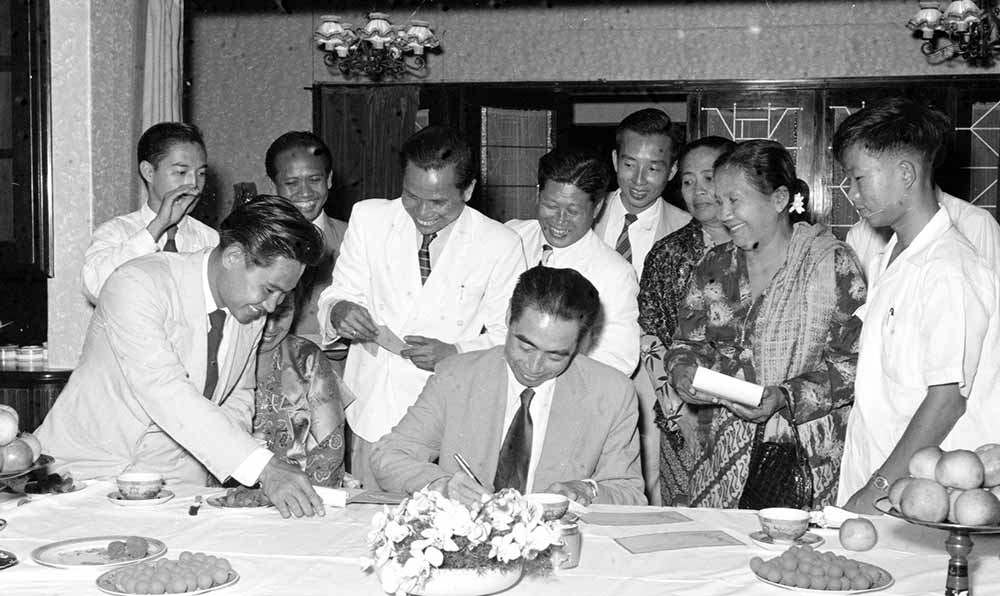 1955年4月25日，為迎接亞非會議而組織的萬隆人民委員會的代表請周恩來總理簽名留念。