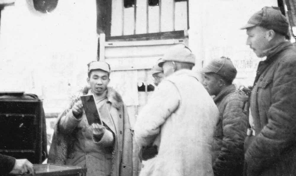 沙飛向參觀者講《晉察冀畫報》的制版情況。