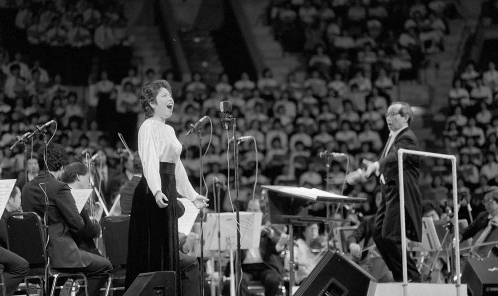 女高音歌唱家汪燕燕在香港&ldquo;黃河音樂節&rdquo;上演唱《黃河怨》。