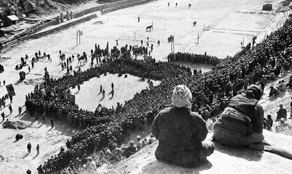 東北文代大會為慶祝斯大林70壽辰，由魯藝文工團演出黃河大合唱。