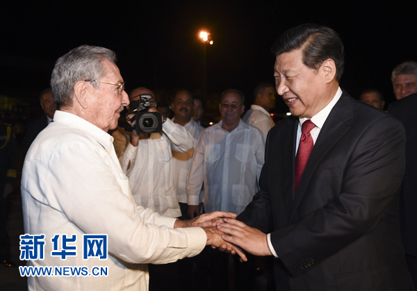 當(dāng)?shù)貢r間7月23日，國家主席習(xí)近平結(jié)束對古巴的訪問，離開圣地亞哥，啟程回國。這是古巴國務(wù)委員會主席兼部長會議主席勞爾&middot;卡斯特羅到機場為習(xí)近平送行。新華社記者 李學(xué)仁 攝 