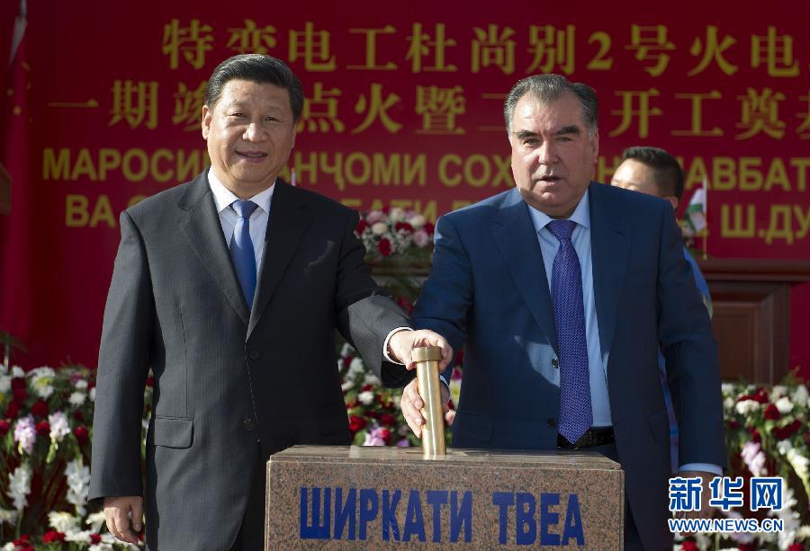 9月13日，國家主席習近平和塔吉克斯坦總統拉赫蒙在杜尚別共同出席中塔兩國重大合作項目&mdash;&mdash;杜尚別2號熱電廠一期工程竣工儀式、二期工程開工儀式。這是習近平和拉赫蒙一同將裝有兩國元首簽名二期工程奠基紀念頁的金色金屬管放入水泥墩中。 新華社記者黃敬文攝 