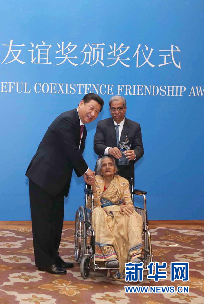 9月19日，國家主席習(xí)近平在新德里會(huì)見印度友好人士、友好團(tuán)體代表，并頒發(fā)和平共處五項(xiàng)原則友誼獎(jiǎng)，表彰他們長期致力于中印友好事業(yè)。新華社記者龐興雷攝 