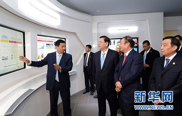 11月26日，正在墨西哥進(jìn)行正式友好訪問的全國人大常委會委員長張德江在墨西哥城視察華為公司拉美北地區(qū)部。 新華社記者劉建生攝