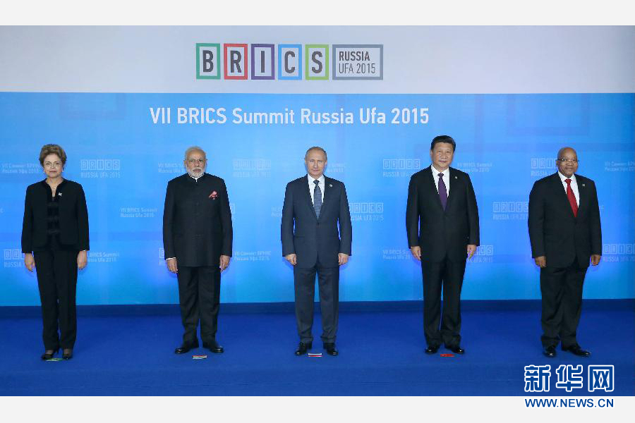 7月9日，金磚國家領導人第七次會晤在俄羅斯烏法舉行。中國國家主席習近平、俄羅斯總統普京、巴西總統羅塞夫、印度總理莫迪、南非總統祖馬出席。這是金磚國家領導人集體合影。新華社記者 龐興雷 攝
