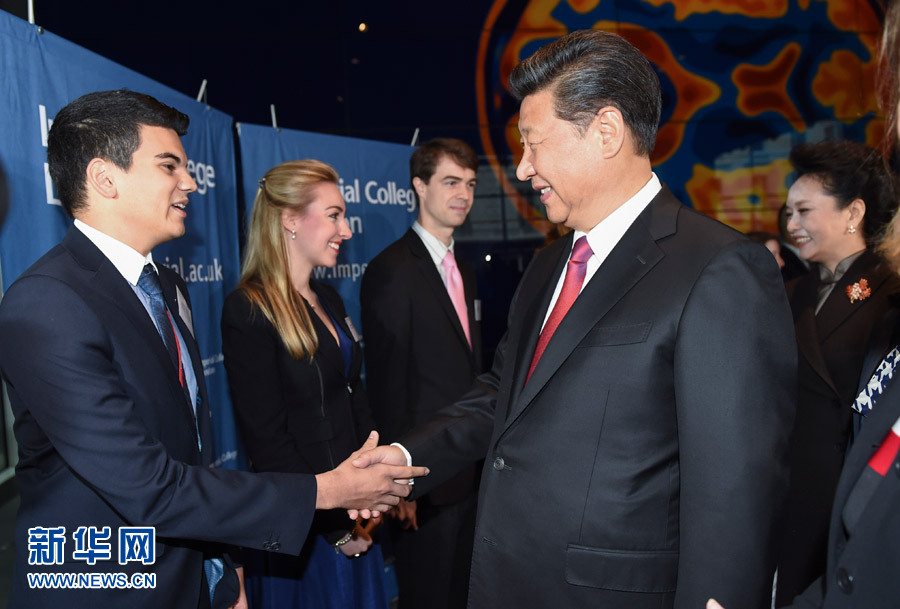 10月21日,國家主席習近平在倫敦參觀帝國理工學院。 新華社記者謝環馳 攝 10月21日,國家主席習近平在倫敦參觀帝國理工學院。 新華社記者謝環馳 攝