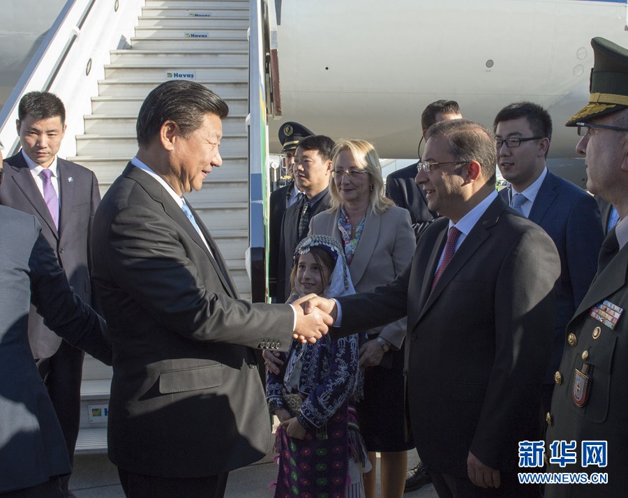 11月14日,國家主席習近平抵達土耳其安塔利亞,應土耳其共和國總統埃爾多安邀請,出席二十國集團領導人第十次峰會。土耳其高級官員到機場迎接習近平主席一行。新華社記者 李學仁 攝 11月14日,國家主席習近平抵達土耳其安塔利亞,應土耳其共和國總統埃爾多安邀請,出席二十國集團領導人第十次峰會。土耳其高級官員到機場迎接習近平主席一行。新華社記者 李學仁 攝