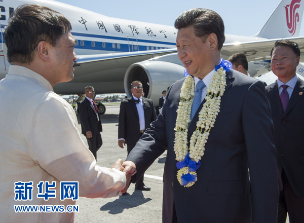 11月17日，國家主席習近平抵達菲律賓首都馬尼拉尼諾&middot;阿基諾國際機場，出席即將舉行的亞太經(jīng)合組織第二十三次領導人非正式會議。菲律賓高級官員到機場迎接習近平主席。新華社記者李學仁攝