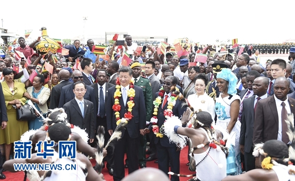 12月1日，中國國家主席習(xí)近平乘專機(jī)抵達(dá)津巴布韋首都哈拉雷，開始對津巴布韋進(jìn)行國事訪問。津巴布韋總統(tǒng)穆加貝在機(jī)場舉行隆重歡迎儀式。這是當(dāng)?shù)孛癖娞饸g快熱情的傳統(tǒng)舞蹈，歡迎習(xí)近平和彭麗媛到訪。新華社記者 謝環(huán)馳 攝 