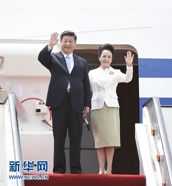 12月1日，中國國家主席習(xí)近平乘專機(jī)抵達(dá)津巴布韋首都哈拉雷，開始對津巴布韋進(jìn)行國事訪問。津巴布韋總統(tǒng)穆加貝在機(jī)場舉行隆重歡迎儀式。這是習(xí)近平和夫人彭麗媛向歡迎人群揮手致意。新華社記者 謝環(huán)馳 攝 