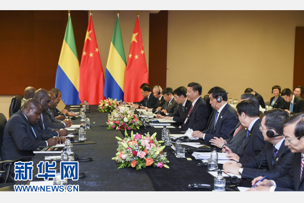 12月3日，國家主席習近平在約翰內(nèi)斯堡會見加蓬總統(tǒng)邦戈。新華社記者 謝環(huán)馳 攝 