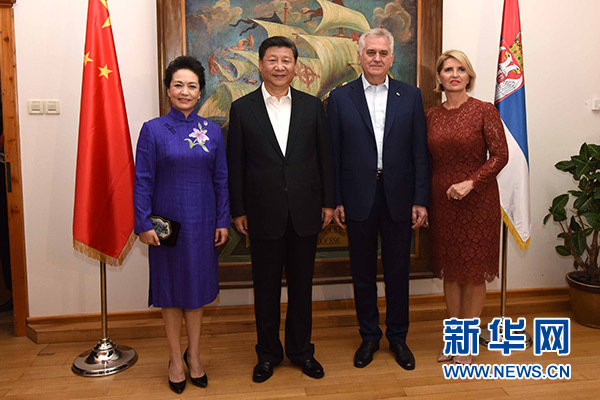 當地時間6月17日,國家主席習近平同塞爾維亞總統尼科利奇在貝爾格萊德舉行會晤。這是習近平和夫人彭麗媛同尼科利奇夫婦在和平別墅合影。新華社記者饒愛民攝 當地時間6月17日,國家主席習近平同塞爾維亞總統尼科利奇在貝爾格萊德舉行會晤。這是習近平和夫人彭麗媛同尼科利奇夫婦在和平別墅合影。新華社記者饒愛民攝