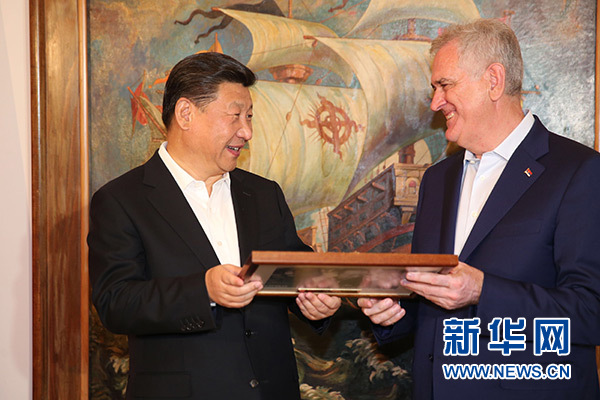 當地時間6月17日,國家主席習近平同塞爾維亞總統尼科利奇在貝爾格萊德舉行會晤。這是尼科利奇向習近平贈送紀念品。新華社記者饒愛民攝 當地時間6月17日,國家主席習近平同塞爾維亞總統尼科利奇在貝爾格萊德舉行會晤。這是尼科利奇向習近平贈送紀念品。新華社記者饒愛民攝