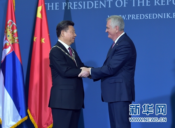 6月18日，國家主席習近平在貝爾格萊德同塞爾維亞總統尼科利奇舉行會談。會談后，尼科利奇向習近平授予塞爾維亞最高級別勛章&ldquo;共和國一級榮譽勛章&rdquo;，感謝習近平為中塞關系發展作出的杰出貢獻。新華社記者 李濤 攝 