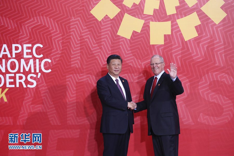 11月20日，亞太經合組織第二十四次領導人非正式會議在秘魯利馬舉行。國家主席習近平出席并發表題為《面向未來開拓進取促進亞太發展繁榮》的重要講話。這是會議開始前，習近平受到秘魯總統庫琴斯基的熱情迎接。 新華社記者 龐興雷 攝