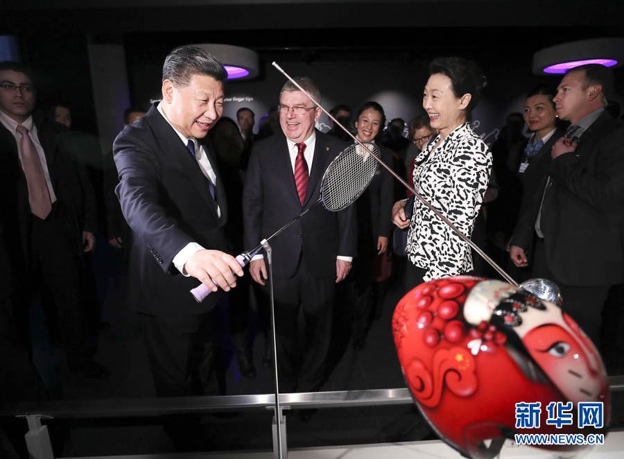1月18日，國家主席習近平在瑞士洛桑國際奧林匹克博物館會見國際奧林匹克委員會主席巴赫。這是習近平在巴赫陪同下，參觀羽毛球世界冠軍李玲蔚用過的球拍。新華社記者 蘭紅光 攝