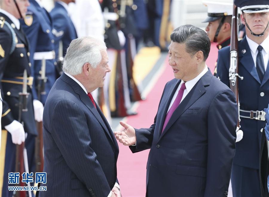 4月6日,國家主席習近平乘專機抵達美國佛羅里達州,將在海湖莊園同美國總統(tǒng)特朗普舉行中美元首會晤。習近平和夫人彭麗媛受到美國國務(wù)卿蒂勒森夫婦等熱情迎接。新華社記者 丁林 攝 4月6日,國家主席習近平乘專機抵達美國佛羅里達州,將在海湖莊園同美國總統(tǒng)特朗普舉行中美元首會晤。習近平和夫人彭麗媛受到美國國務(wù)卿蒂勒森夫婦等熱情迎接。新華社記者 丁林 攝