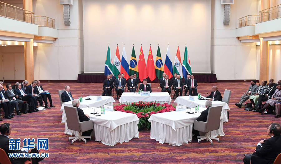 7月7日，國(guó)家主席習(xí)近平在德國(guó)漢堡主持金磚國(guó)家領(lǐng)導(dǎo)人非正式會(huì)晤，發(fā)表引導(dǎo)性講話和總結(jié)講話。南非總統(tǒng)祖馬、巴西總統(tǒng)特梅爾、俄羅斯總統(tǒng)普京、印度總理莫迪出席。新華社記者 張鐸 攝