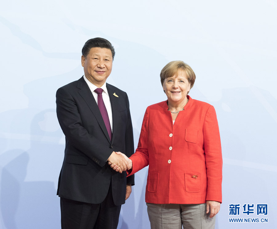 7月7日,二十國集團領導人第十二次峰會在德國漢堡舉行。國家主席習近平出席并發表題為《堅持開放包容 推動聯動增長》的重要講話。這是峰會開始前,習近平受到德國總理默克爾迎接。新華社記者 李學仁 攝 7月7日,二十國集團領導人第十二次峰會在德國漢堡舉行。國家主席習近平出席并發表題為《堅持開放包容 推動聯動增長》的重要講話。這是峰會開始前,習近平受到德國總理默克爾迎接。新華社記者 李學仁 攝