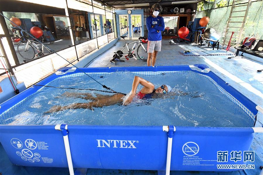 (全球抗疫進行時·圖文互動)(4)屋頂上的訓練場——古巴鐵人三項運動員疫情下居家訓練備戰奧運會
